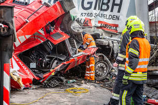 Schwerer LKW-Unfall auf der A1 BAYER_AB1_0471.jpg
