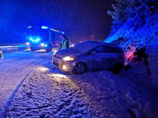 Verkehrsunfall bei dichten Schneetreiben IMG_20200129_061528.jpg