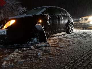 Verkehrsunfall bei dichten Schneetreiben IMG_20200129_062427.jpg