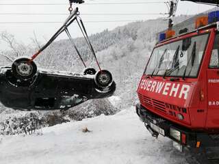 Schnee: Autofahrer von der Fahrbahn abgekommen E200102738_01.jpeg