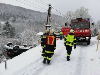 Schnee: Autofahrer von der Fahrbahn abgekommen E200102738_03.jpeg