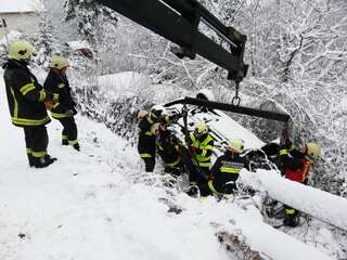 Schnee: Autofahrer von der Fahrbahn abgekommen E200102738_04.jpeg