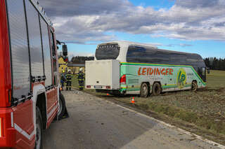 Bus von Windböe erfasst und von Fahrbahn abgekommen JODTS_2020021014302152_024.jpg
