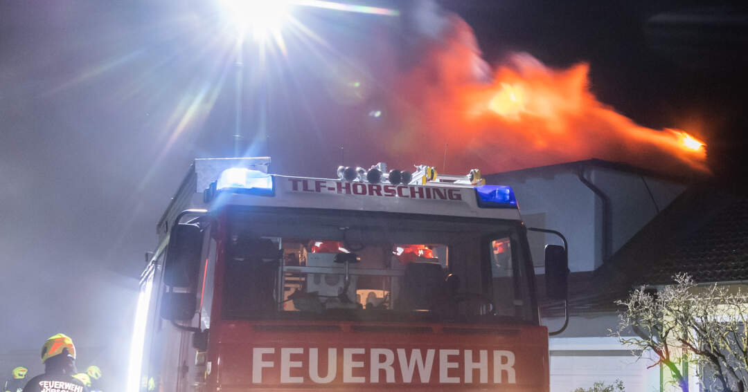 Titelbild: Dachstuhlbrand - Großeinsatz in Hörsching