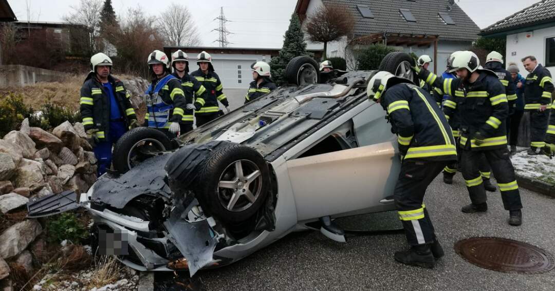 PKW- Lenkerin nach Unfall aus Fahrzeug befreit