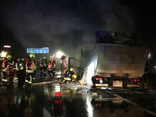 Kleintransporter auf der Autobahn ausgebrannt Brand_02.jpg