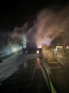 Kleintransporter auf der Autobahn ausgebrannt Brand_04.jpeg