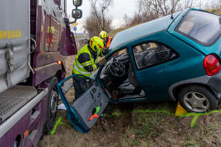 Unfall auf der B133: Lkw rammte Auto FOKE_2020021716402037_057.jpg