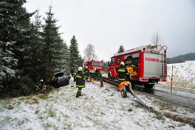 Auto prallt gegen Baum: Feuerwehrmann als Ersthelfer unfall-b38-01.jpg