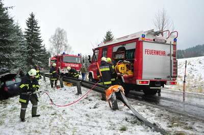 Auto prallt gegen Baum: Feuerwehrmann als Ersthelfer unfall-b38-02.jpg