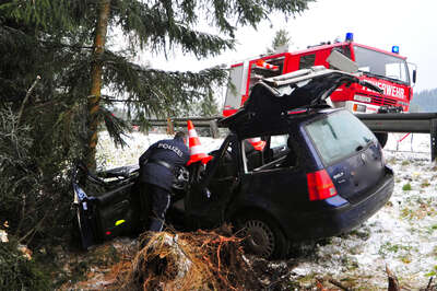 Auto prallt gegen Baum: Feuerwehrmann als Ersthelfer unfall-b38-06.jpg