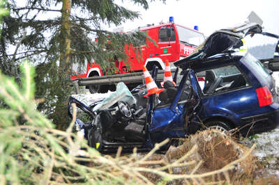 Auto prallt gegen Baum: Feuerwehrmann als Ersthelfer unfall-b38-07.jpg