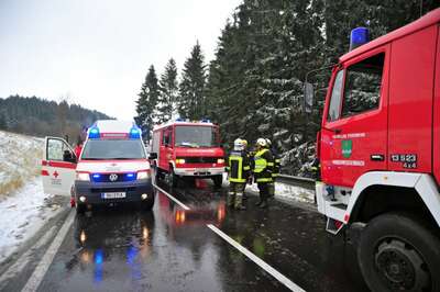 Auto prallt gegen Baum: Feuerwehrmann als Ersthelfer unfall-b38-08.jpg