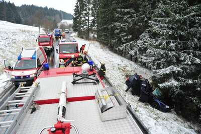 Auto prallt gegen Baum: Feuerwehrmann als Ersthelfer unfall-b38-10.jpg