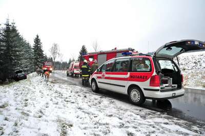 Auto prallt gegen Baum: Feuerwehrmann als Ersthelfer unfall-b38-14.jpg