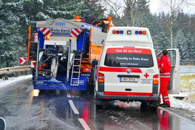 Auto prallt gegen Baum: Feuerwehrmann als Ersthelfer unfall-b38-15.jpg
