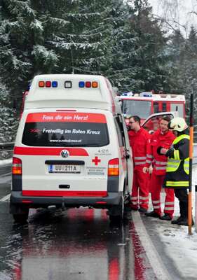 Auto prallt gegen Baum: Feuerwehrmann als Ersthelfer unfall-b38-17.jpg