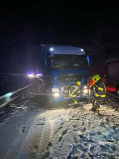 Feuerwehreinsatz: LKW ohne Schneeketten am Pyhrnpass FOKE_2020022618411037_003.jpg