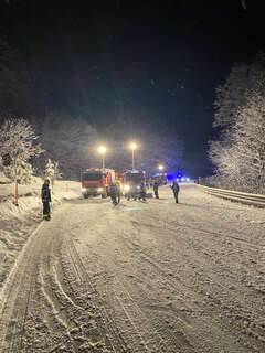 Feuerwehreinsatz: LKW ohne Schneeketten am Pyhrnpass FOKE_2020022618571038_004.jpg