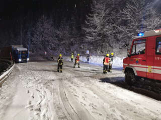 Feuerwehreinsatz: LKW ohne Schneeketten am Pyhrnpass FOKE_2020022620257529_009.jpg