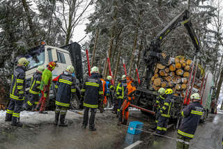 Holztransporter in Straßengraben gerutscht JODTS_2020022812405056_002.jpg