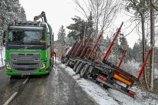Holztransporter in Straßengraben gerutscht JODTS_2020022812415057_003.jpg