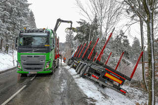 Holztransporter in Straßengraben gerutscht JODTS_2020022812415058_004-Bearbeitet.jpg