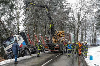 Holztransporter in Straßengraben gerutscht JODTS_2020022812425059_005.jpg
