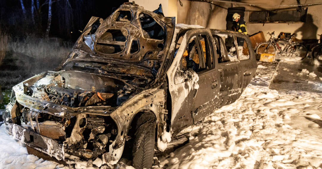 Titelbild: Auto stand in Garage in Flammen