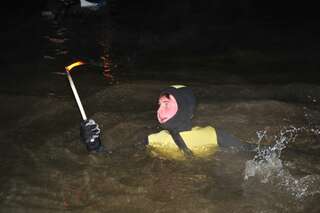 Christbaum erstrahlt mitten im Fluss adventschwimmen-047.jpg