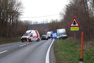 Verkehrsunfall mit 3 Fahrzeugen auf der Voralpenbundesstraße B122 in den Morgenstunden A.jpg