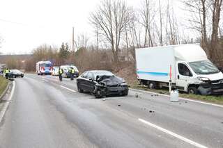 Verkehrsunfall mit 3 Fahrzeugen auf der Voralpenbundesstraße B122 in den Morgenstunden AY4I5991.jpg