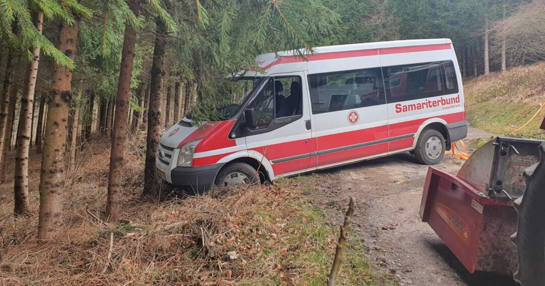 Rettungswagen des Samariterbundes stand im Straßengraben
