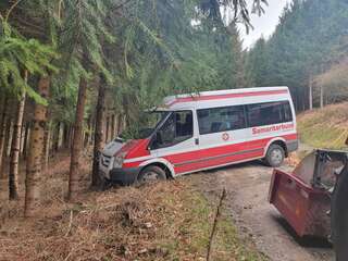 Rettungswagen des Samariterbundes stand im Straßengraben E200300587_3.jpg