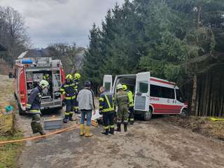 Rettungswagen des Samariterbundes stand im Straßengraben E200300587_5.jpg