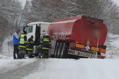 Dieseltanker rutscht in Straßengraben tanklastwagen-004.jpg