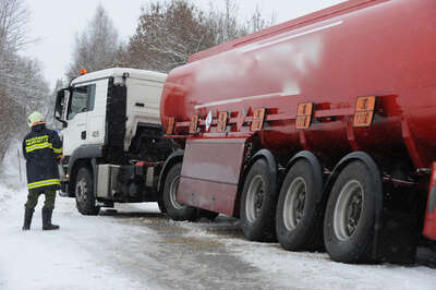 Dieseltanker rutscht in Straßengraben tanklastwagen-005.jpg