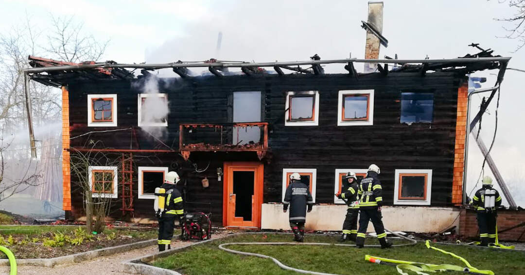 Brand eines Holzhauses - SOKO Donau-Drehort brannte nieder