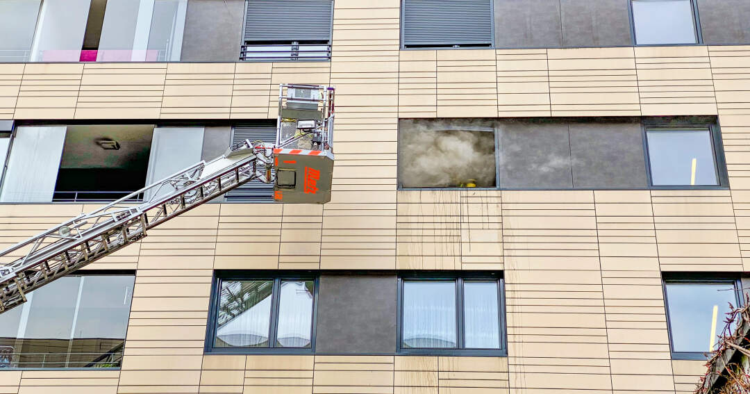 Brand in Linzer Wohnhaus - Frau sprang aus Fenster