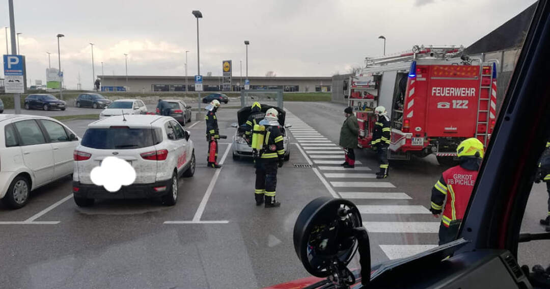 Fahrzeugbrand auf einem Parkplatz