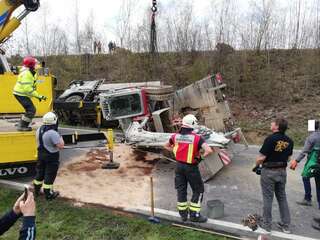 LKW samt Anhänger und Bagger in Vestenthal umgestürzt bagger1_1000.jpg