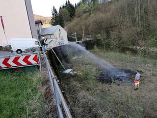 Feuerwehreinsatz wegen verbrennen von Abfall E200400687_02.jpg