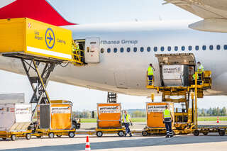 Großlieferung mit Schutzkleidung für Oberösterreich am Linz Airport gelandet BAYER_2020041214572980_007.jpg