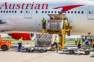 Großlieferung mit Schutzkleidung für Oberösterreich am Linz Airport gelandet BAYER_2020041214573086_012.jpg