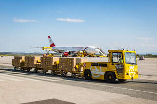 Großlieferung mit Schutzkleidung für Oberösterreich am Linz Airport gelandet BAYER_2020041214573107_014.jpg