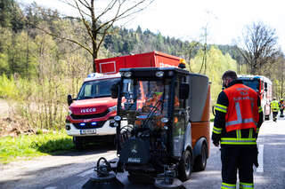 Ölspur beschäftigt die Feuerwehr Schwertberg FFSCHWERTBERG_FOBRA_20200415_34.jpg