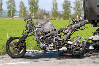 Zwei Motorradfahrer bei Frontalzusammenstoß gestorben KASTNER_2020041716357357_001.jpg