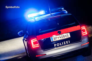 Alkofahrt mit beschädigtem Pkw Symbolfoto_Polizeiauto_nacht_01.jpg