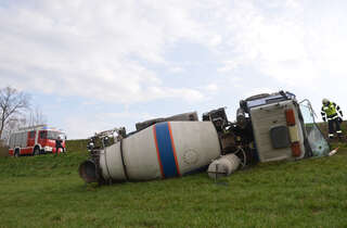 Betonmischwagen umgestürzt E200401119_FF-Peilstein_03.jpg