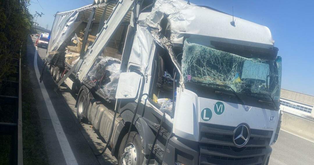 Titelbild: Verkehrsunfall auf der A1 – LKW prallte gegen Brückenpfeiler